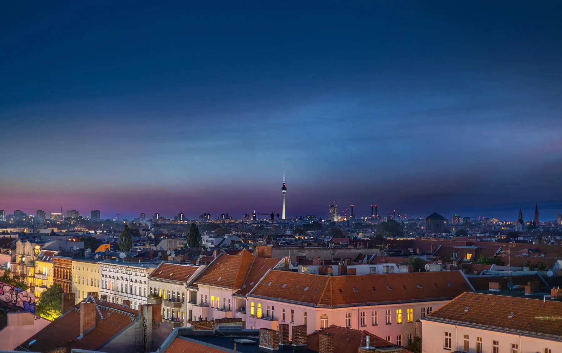 Berliner Skyline mit Fernsehturm in der Abenddämmerung
