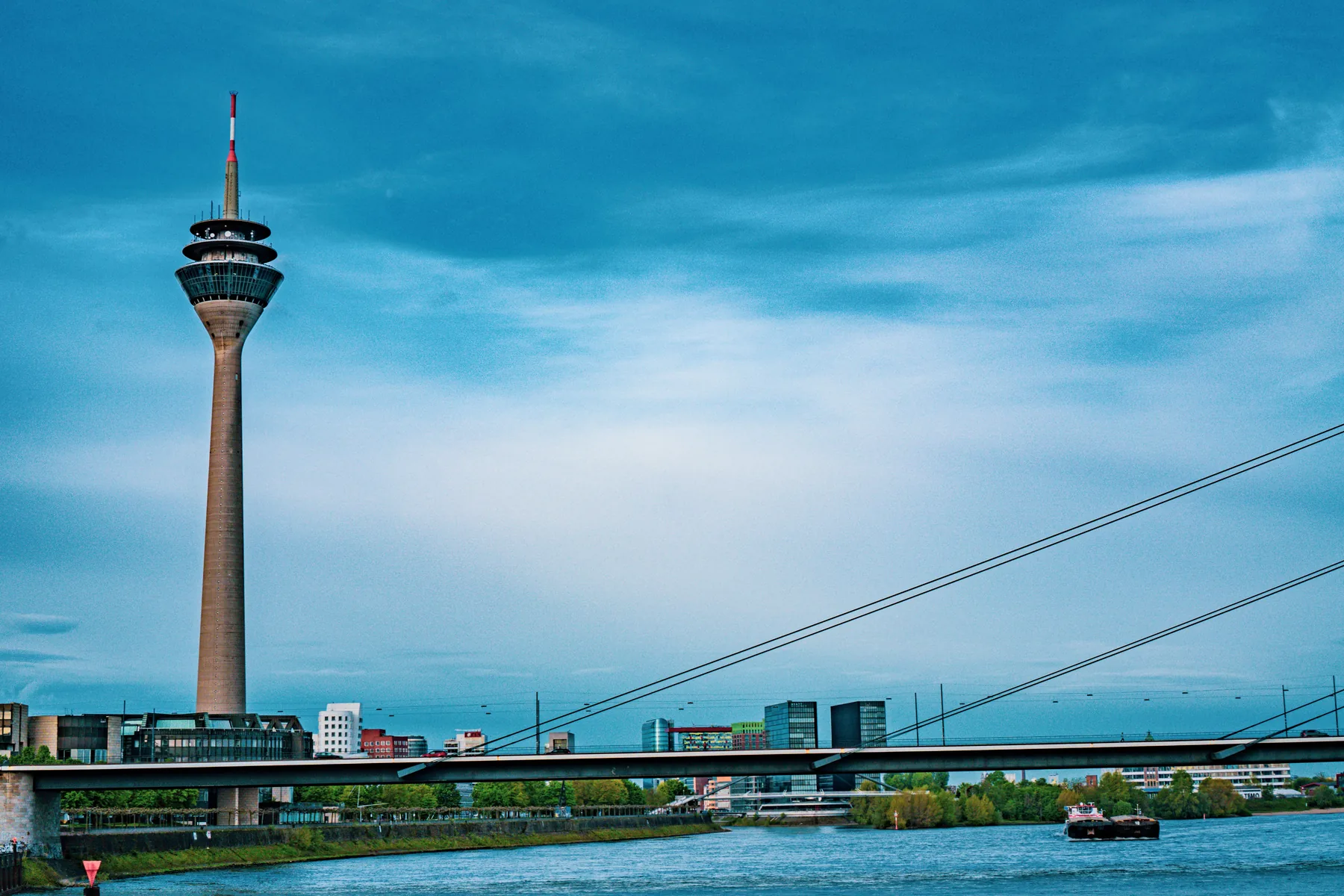Rheinturm und Rheinkniebrücke in Düsseldorf