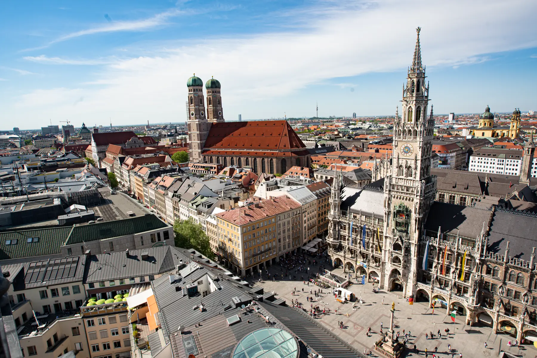 Marienplatz mit Frauenkirche und Neuem Rathaus in München