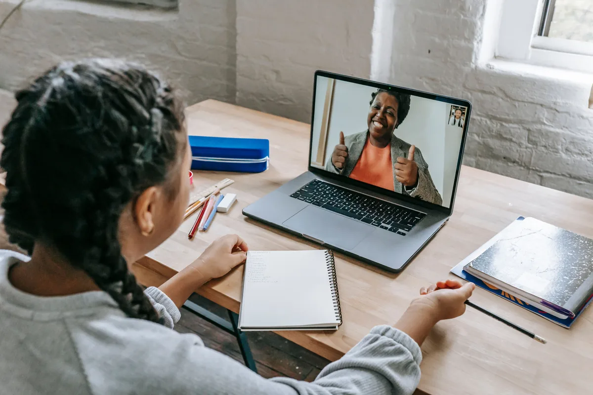 Physik-Nachhilfe online: Lehrkraft und Schüler besprechen im Videocall eine Kräfteskizze