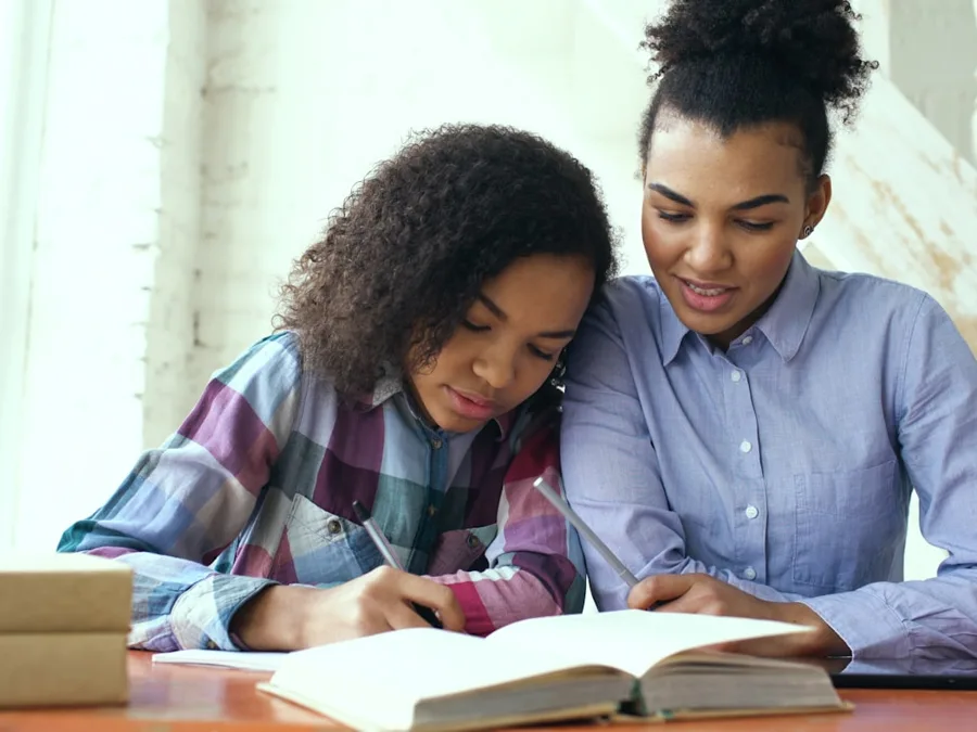 Mutter und Tochter sprechen über schwierige Hausaufgaben